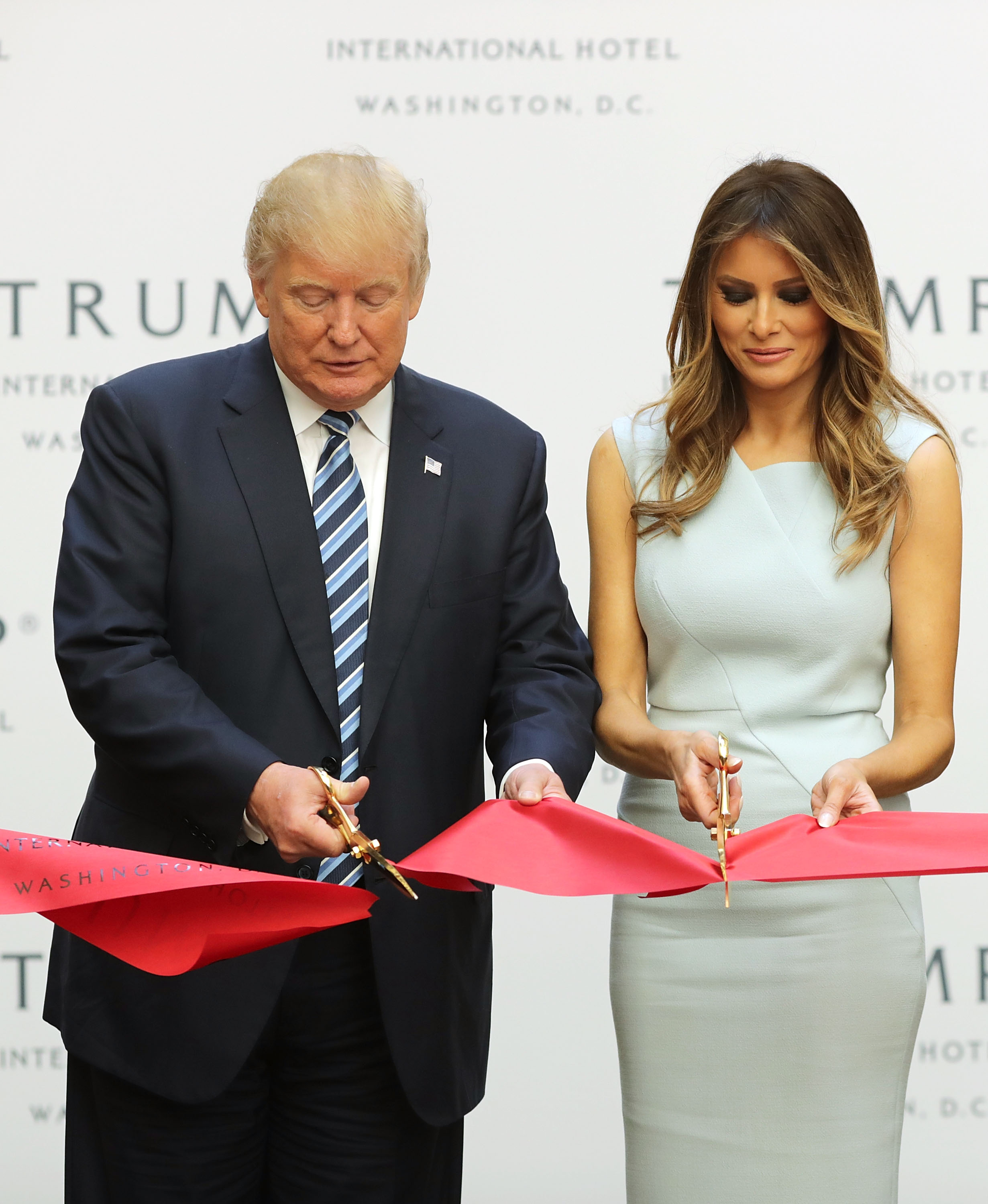 Amerika’nın En Önemli Kadını Melania Trump’ın Giyim ve Saç Stili Amerika’nın En Önemli Kadını Melania Trump’ın Giyim ve Saç Stili